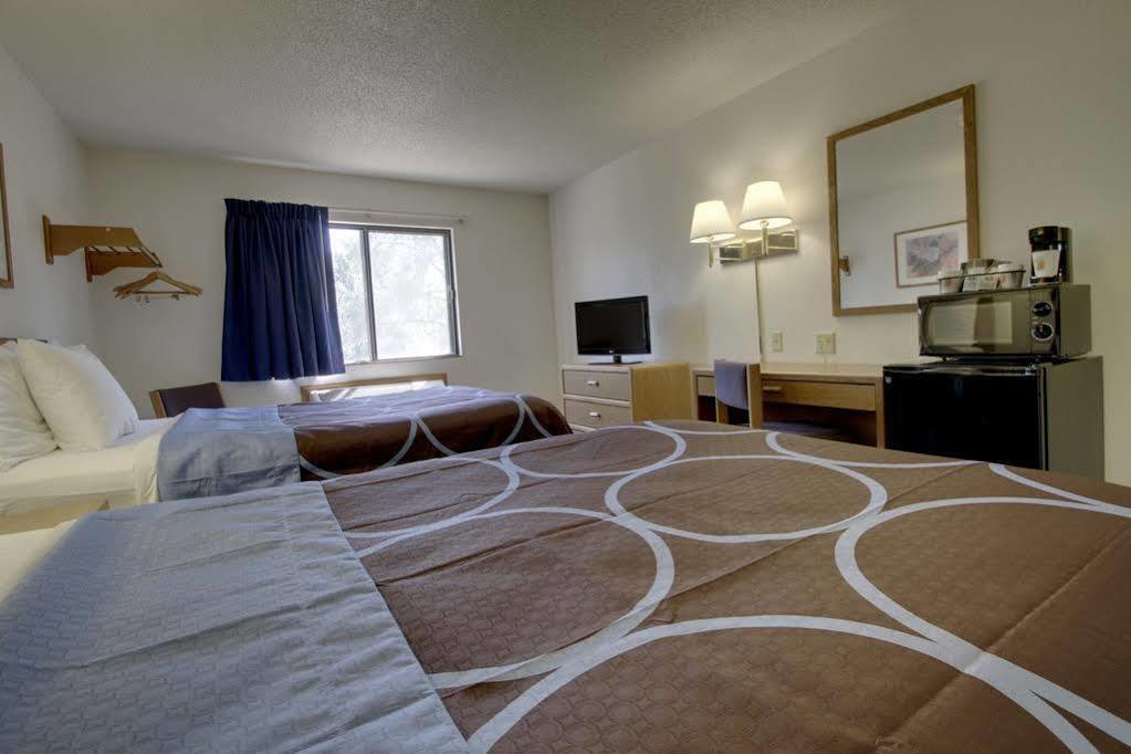 Super 8 By Wyndham Storm Lake Luaran gambar